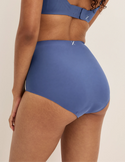 Ashley has 39“ hips wearing KNIX S | Indigo