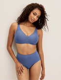 Ashley has 39“ hips wearing KNIX S | Indigo