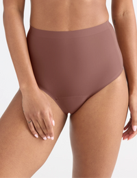 Jay has 36“ hips wearing KNIX S | Sola