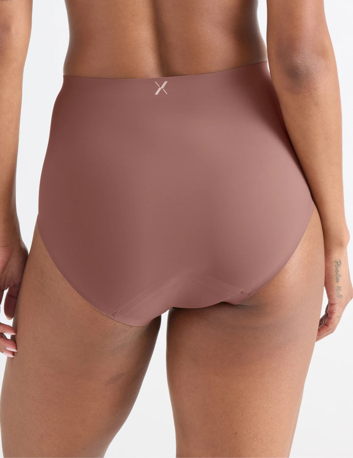 Jay has 36“ hips wearing KNIX S | Sola