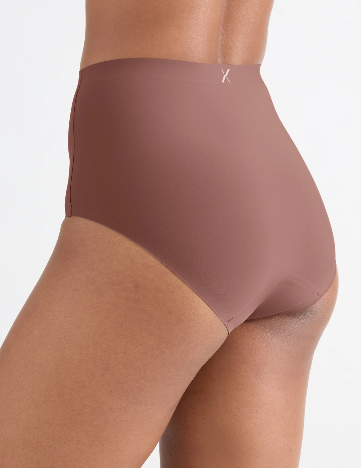 Jay has 36“ hips wearing KNIX S | Sola