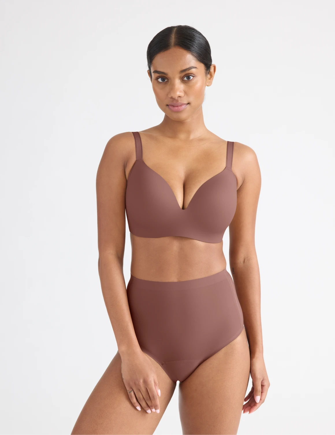 Jay has 36“ hips wearing KNIX S | Sola