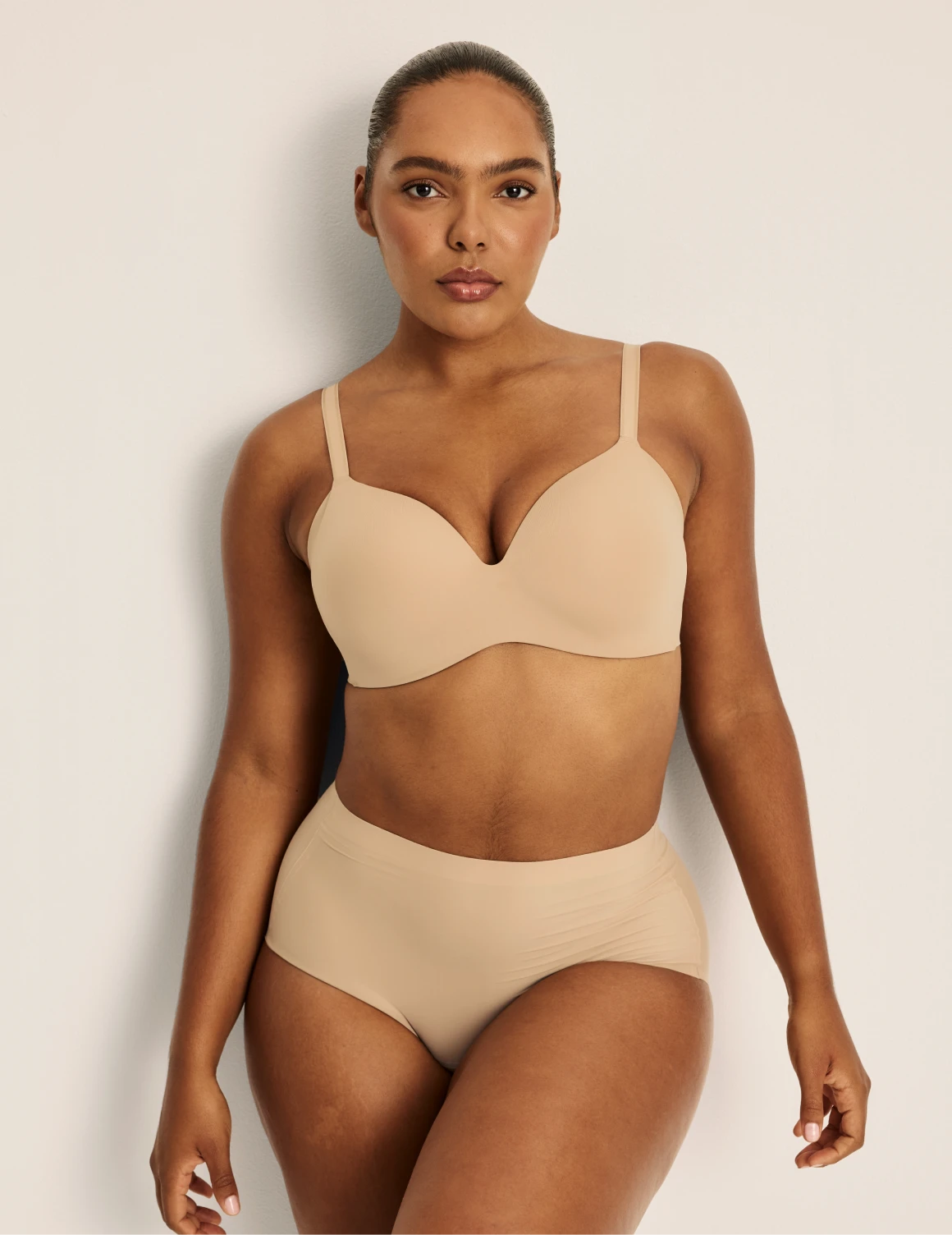 Amber has 44“ hips wearing KNIX L | Warm Sand