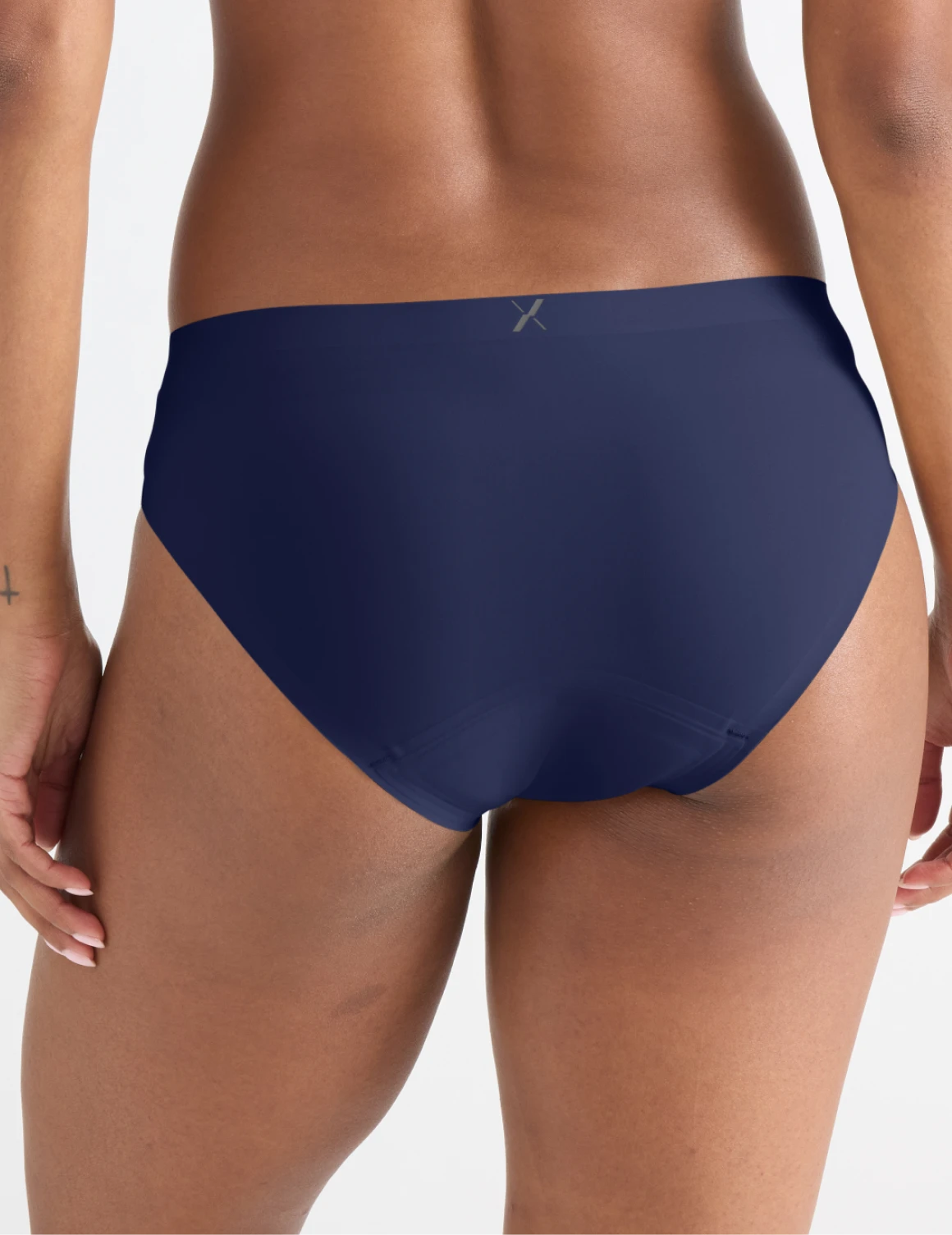 Jay has 36“ hips and wearing KNIX S | Midnight
