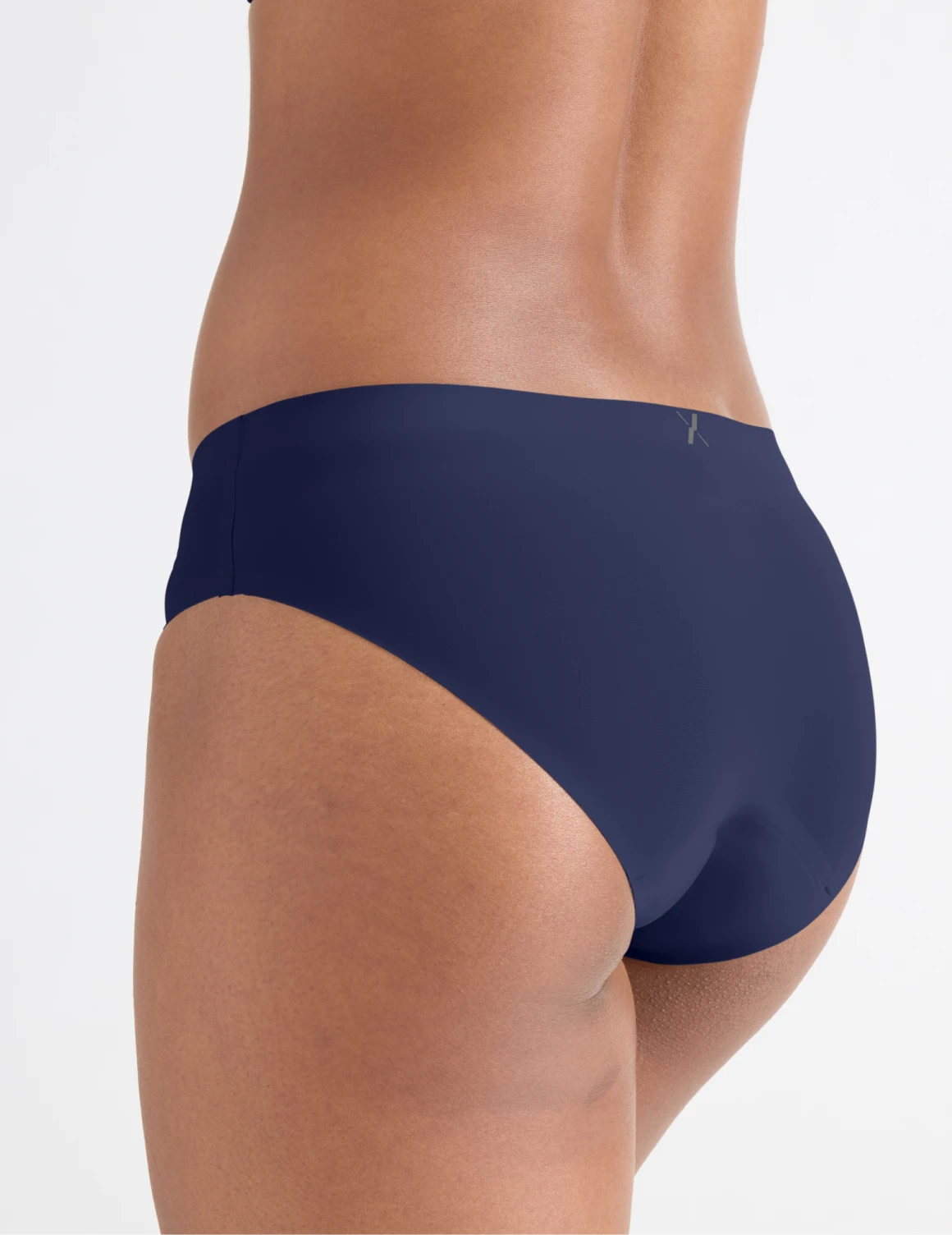 Jay has 36“ hips and wearing KNIX S | Midnight