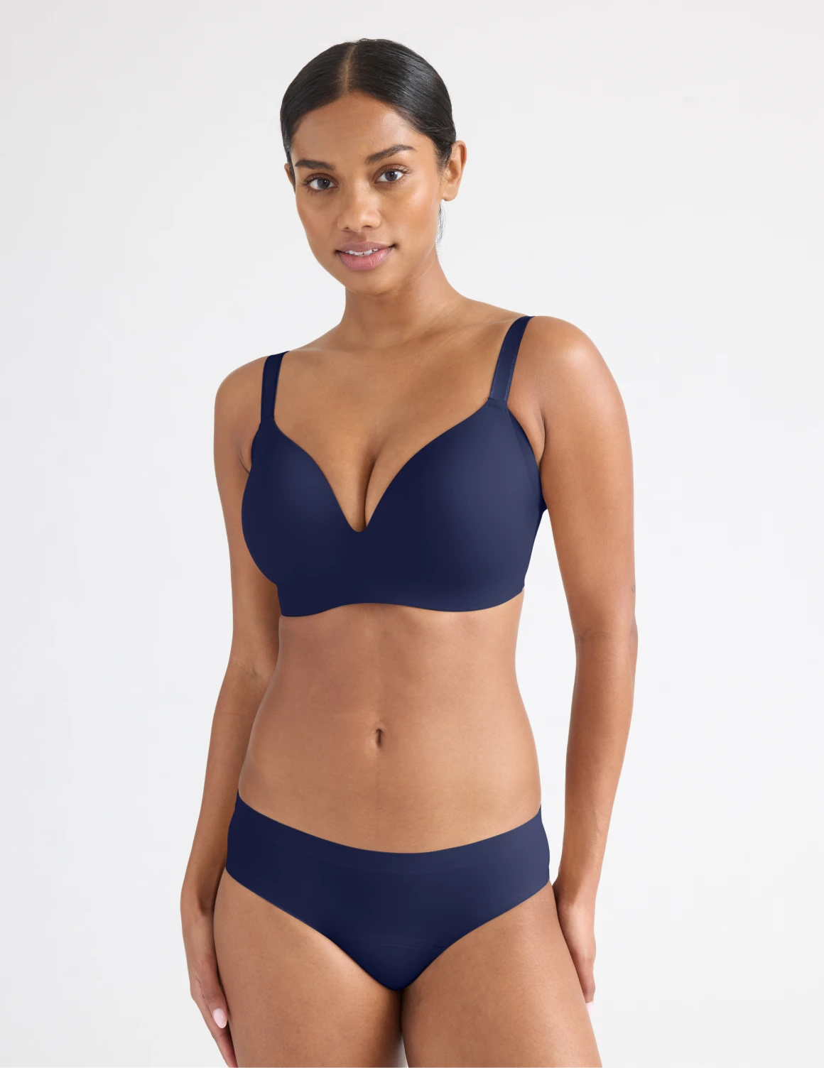 Jay has 36“ hips and wearing KNIX S | Midnight