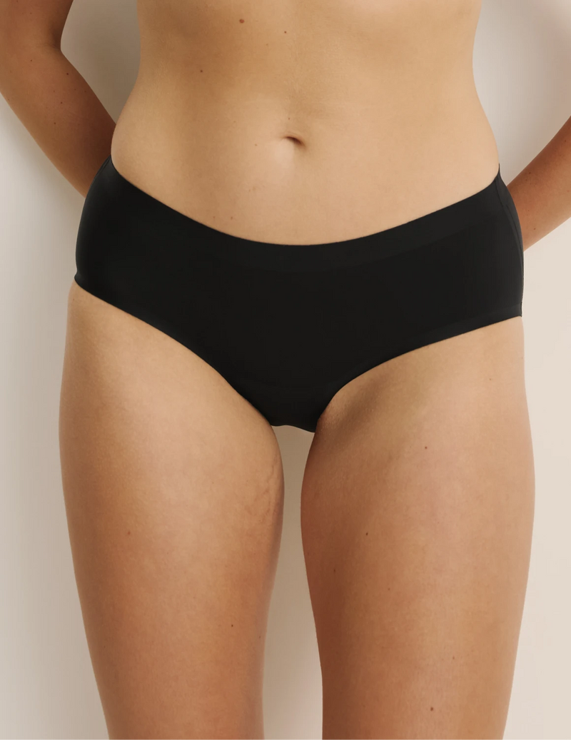 Sarah has 38.5” hips, and wearing KNIX M | Black