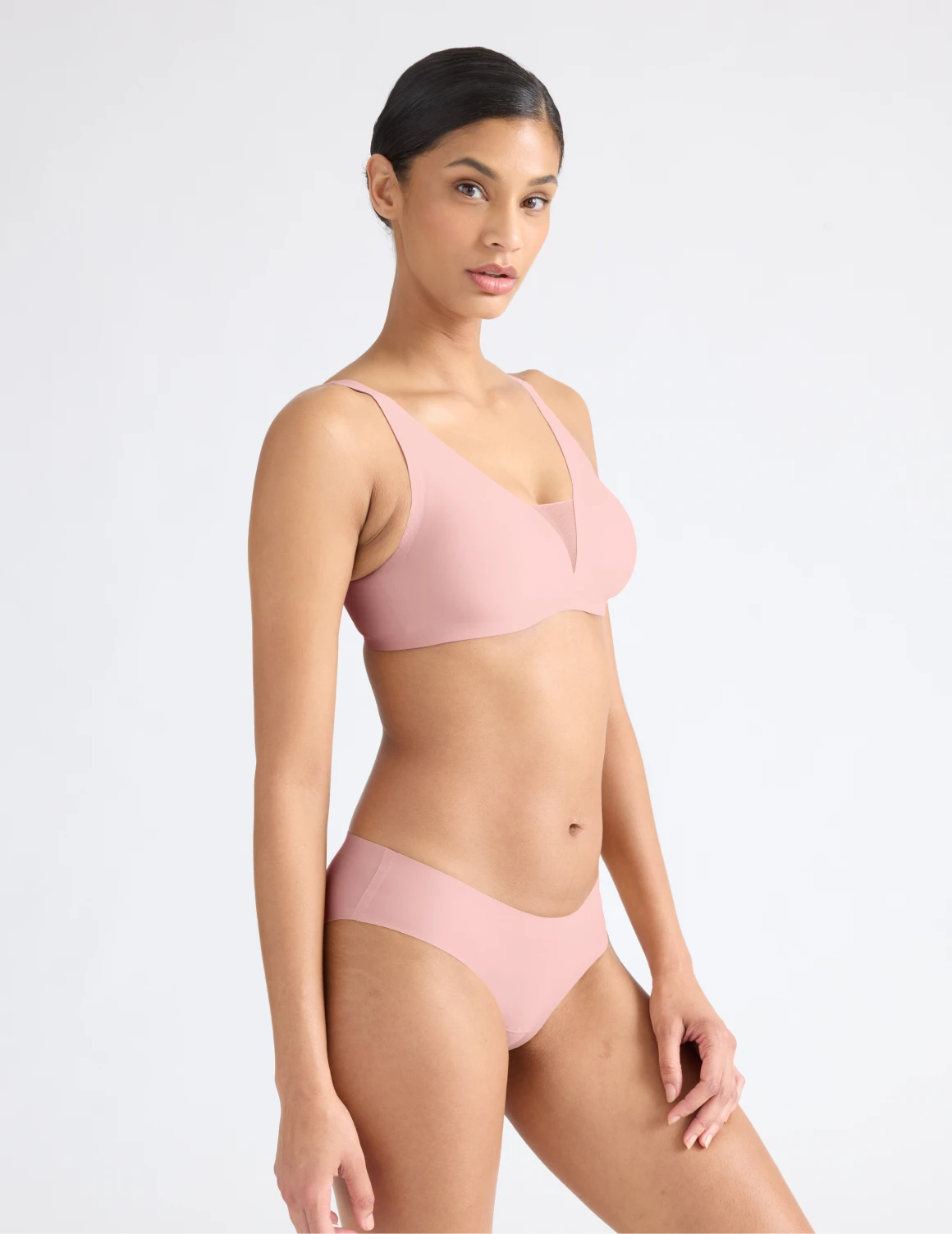 Tsanna has 34.5” hips and wearing KNIX S | Rose Water