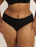 Leslie has 49” hips and wears KNIX XXL  | Black