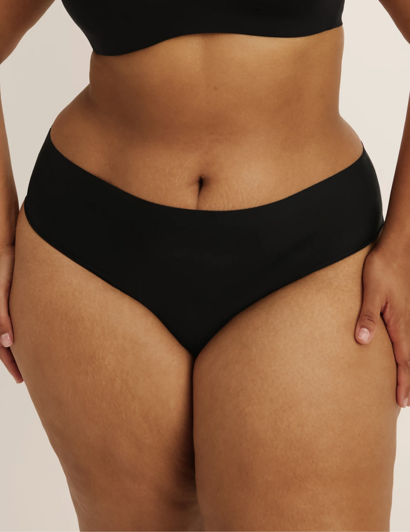 Leslie has 49” hips and wears KNIX XXL  | Black