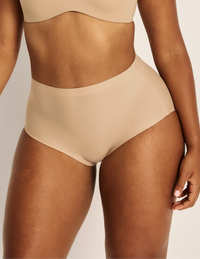 Amber has 46” hips, and wearing KNIX L | Warm Sand