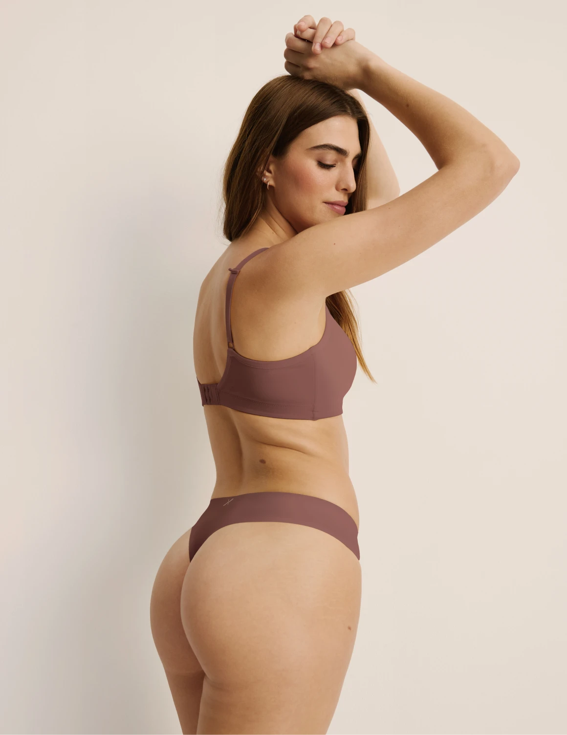 Ashley has 39“ hips wearing KNIX S | Sola