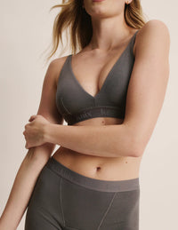 Esther is a 32C and wears a Knix size S | Grey