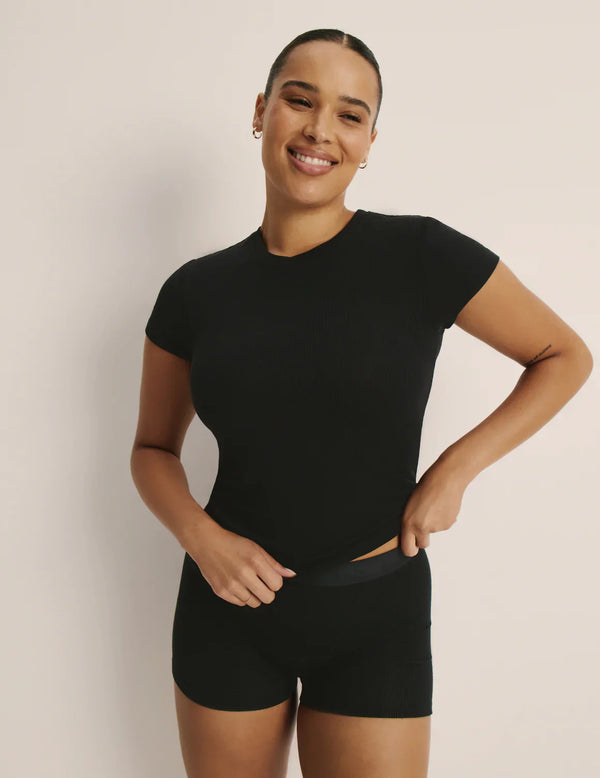 Andie is a 34E and is wearing a Knix size M | Black