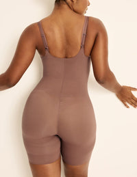 Amber is a 36C, has 46” hips, is 5’10.5” tall and wears a size L  | Sola