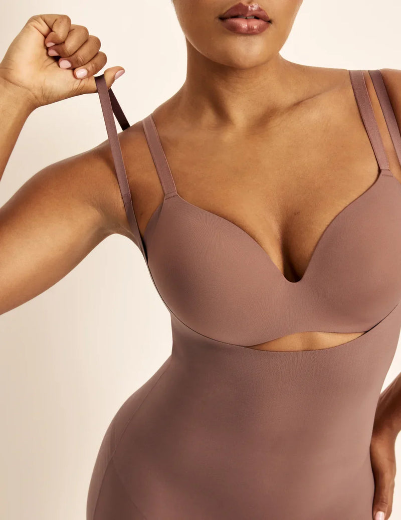 Amber is a 36C, has 46” hips, is 5’10.5” tall and wears a size L  | Sola