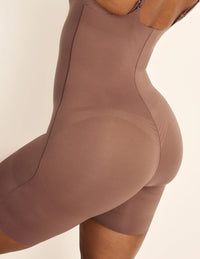 Amber is a 36C, has 46” hips, is 5’10.5” tall and wears a size L  | Sola