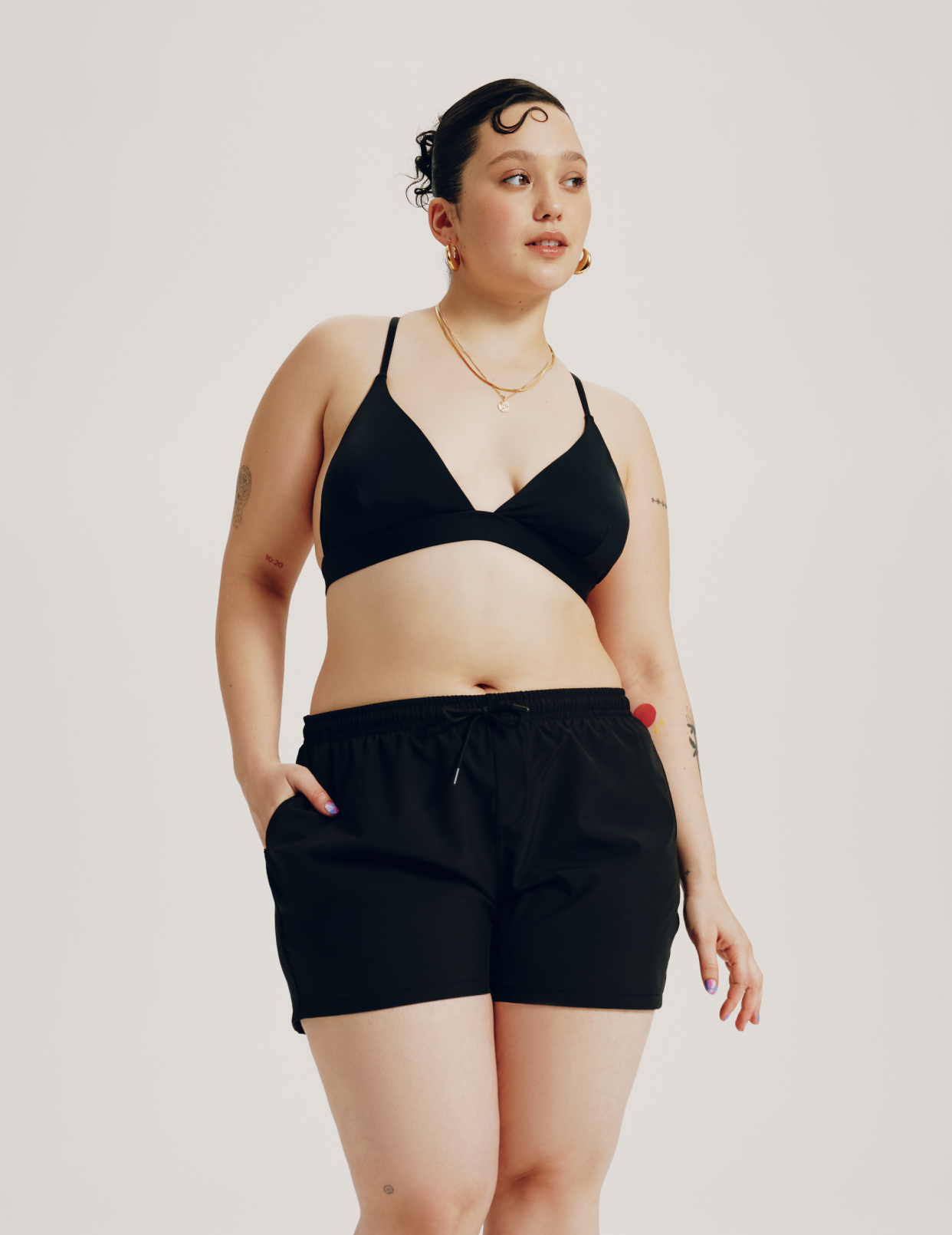 Felixe (she/her) has 44” hips and is wearing a size XL | Black
