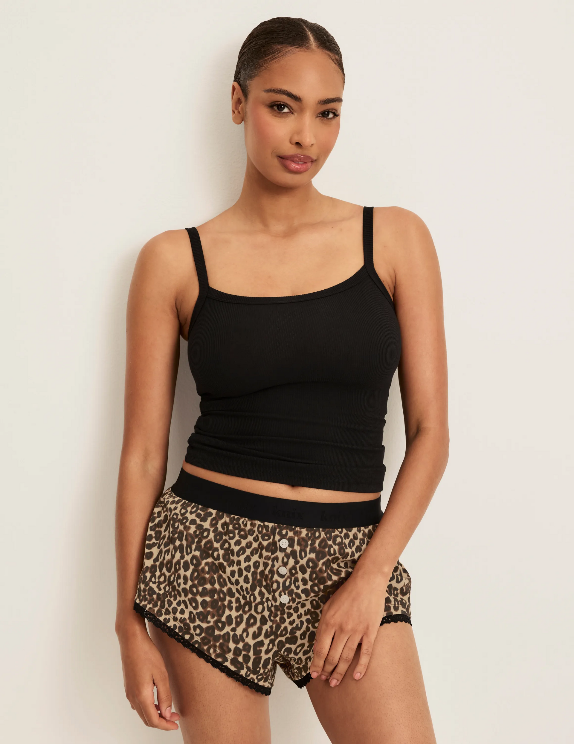 Ashley has 37.5“ hips and wears KNIX M | Cheetah Print