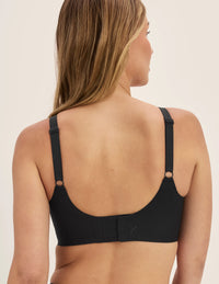 Megan is a 32E and wears a KNIX S+ | Black