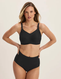 Megan is a 32E and wears a KNIX S+ | Black