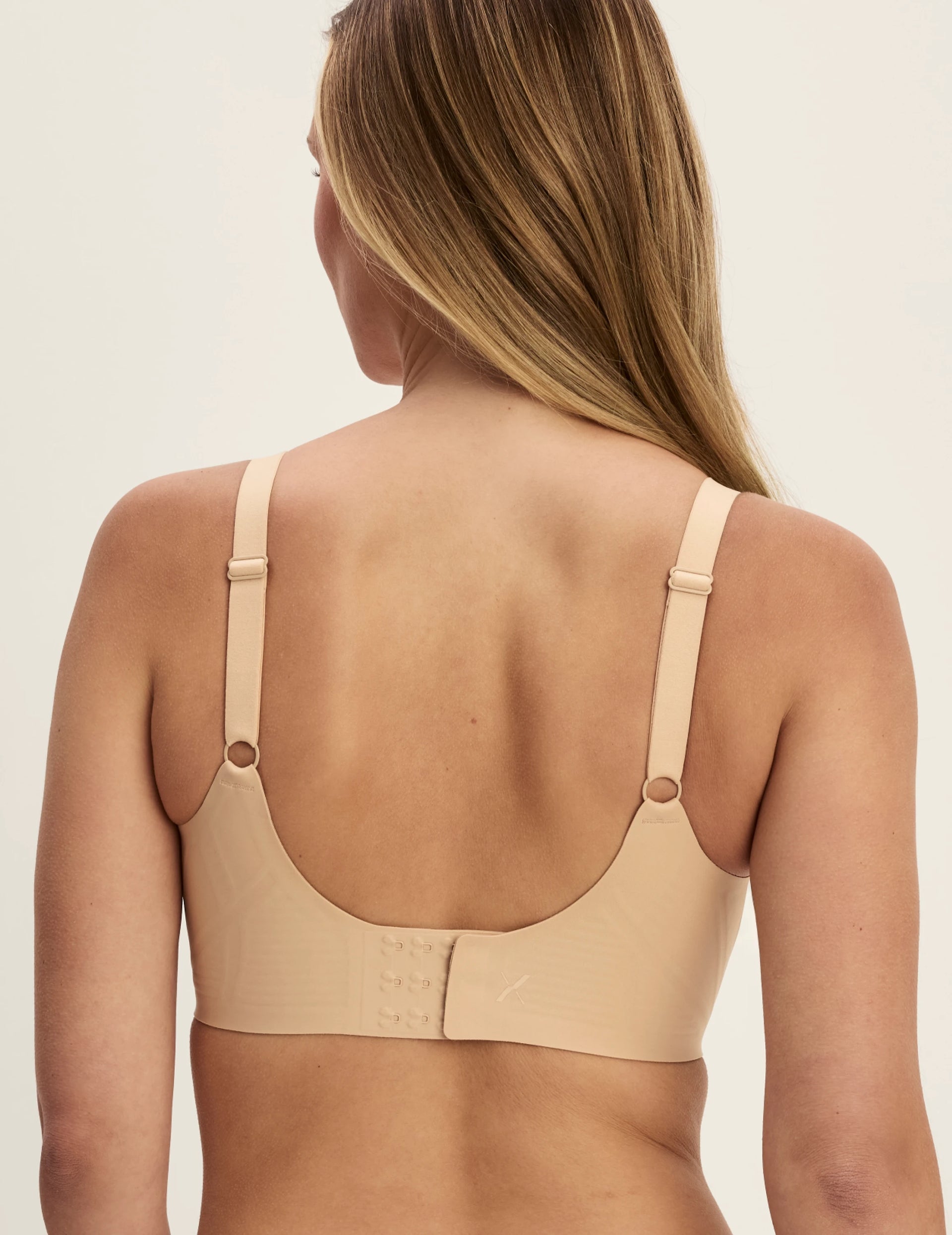 Megan is a 32E and wears a KNIX S+ | Warm Sand