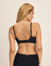 Isabelle is a 32C and wearing KNIX S | Black