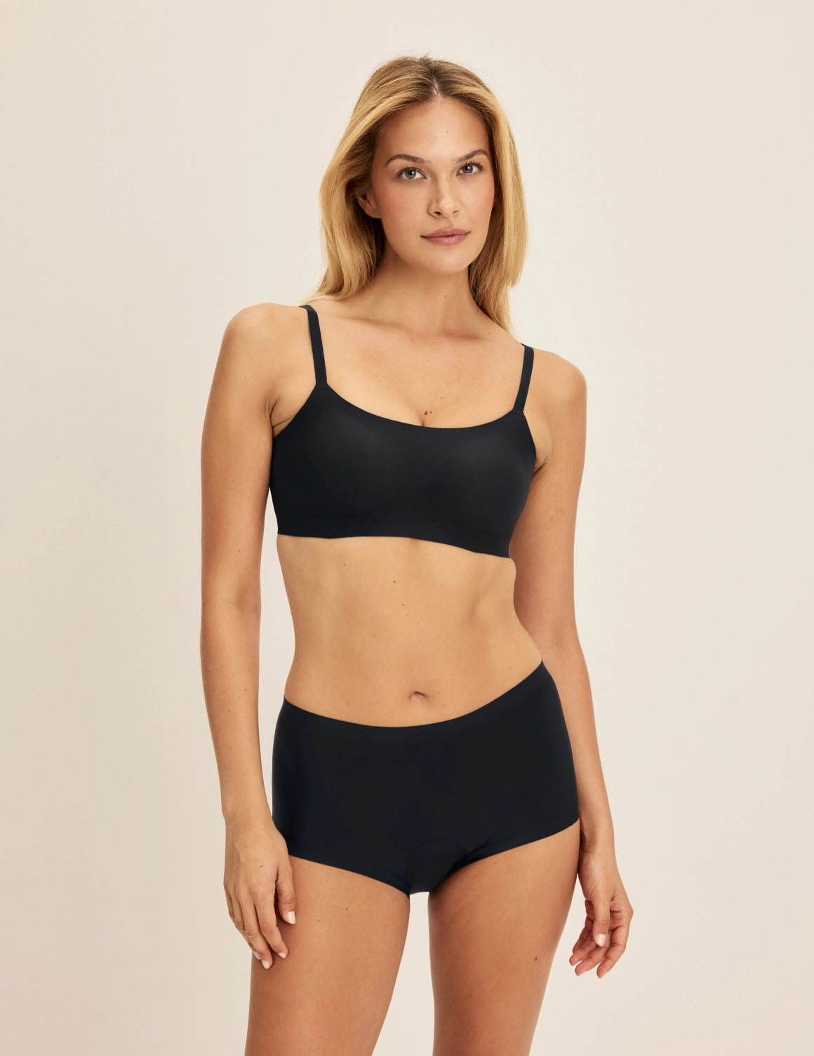 Isabelle is a 32C and wearing KNIX S | Black