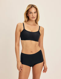 Isabelle is a 32C and wearing KNIX S | Black