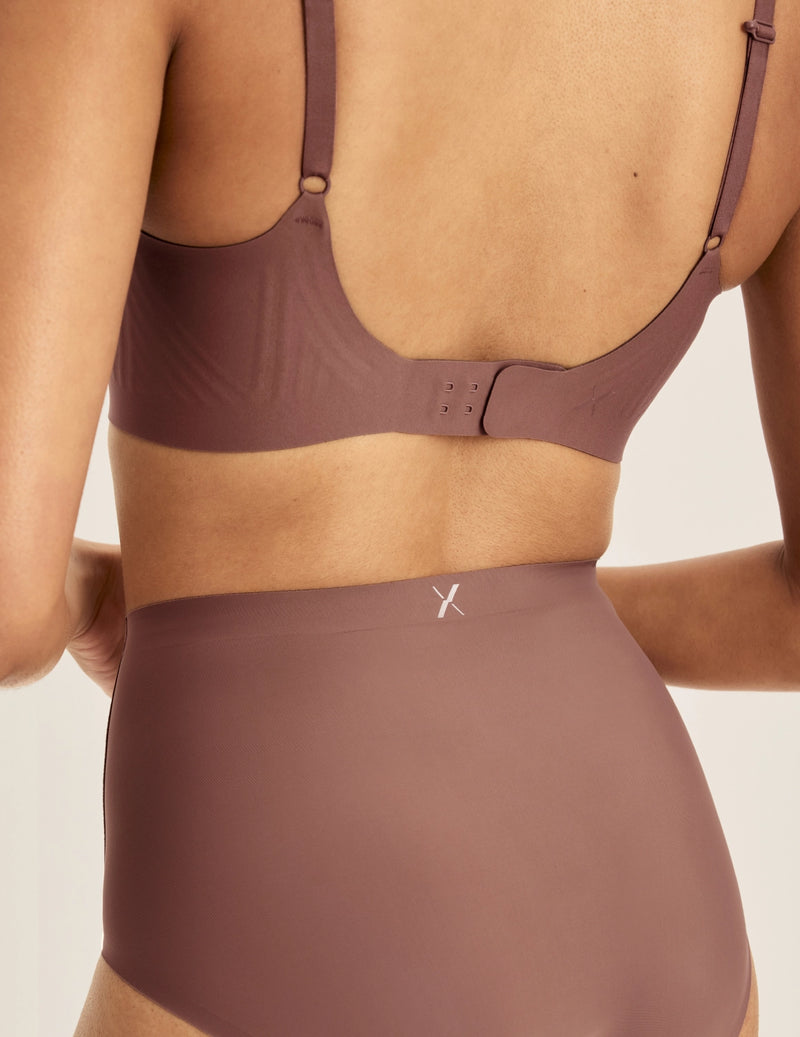 Ashley is a 32DD and wearing KNIX S+ | Sola