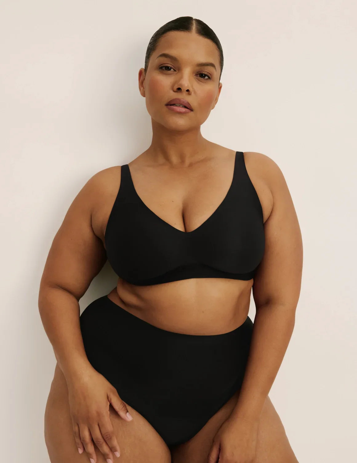 Leslie is a 38D and wearing KNIX XL+  | Black