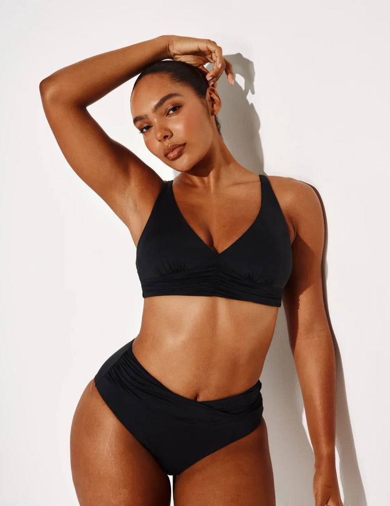 Amber has 44” hips and wears a Knix size L | Black