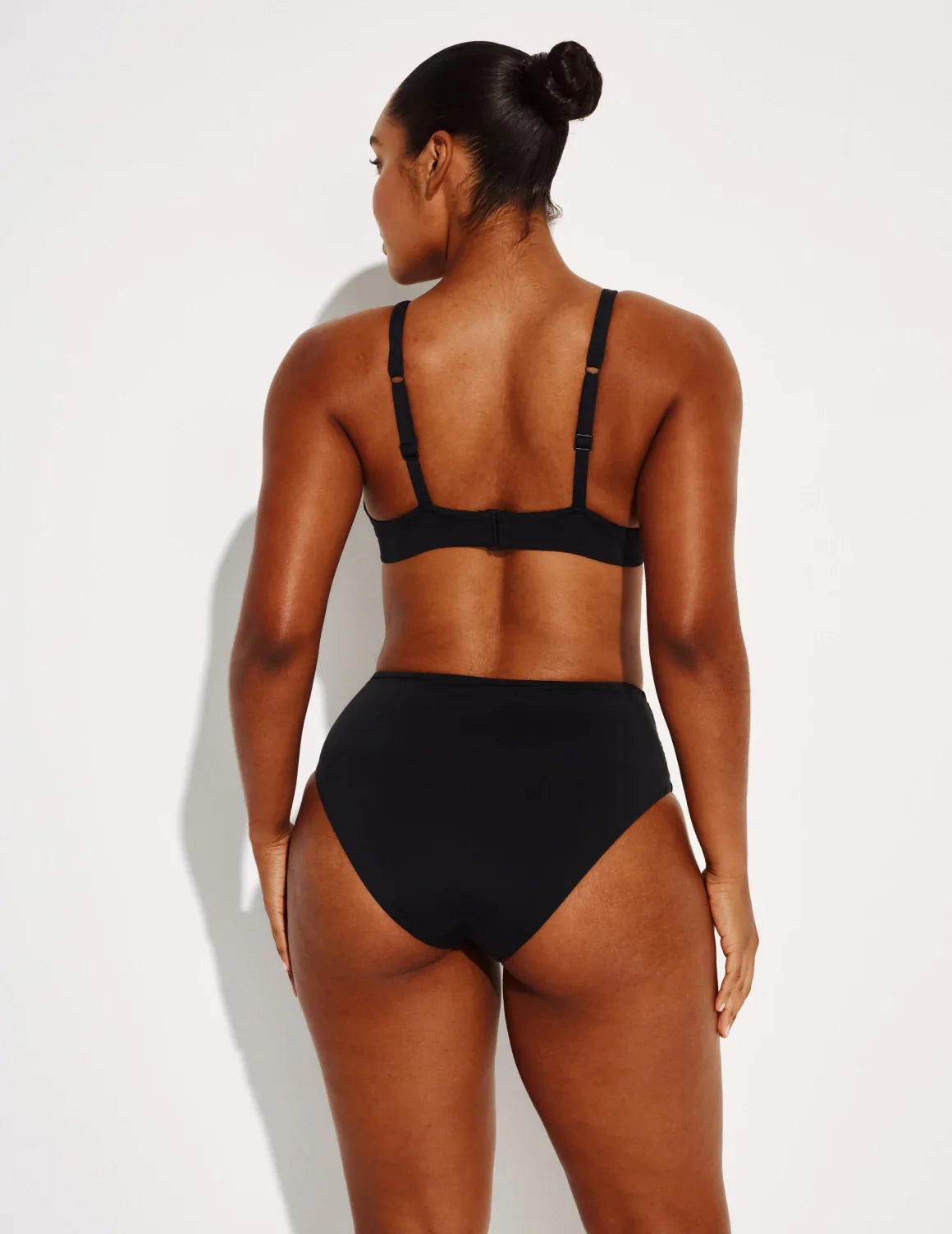 Amber has 44” hips and wears a Knix size L | Black