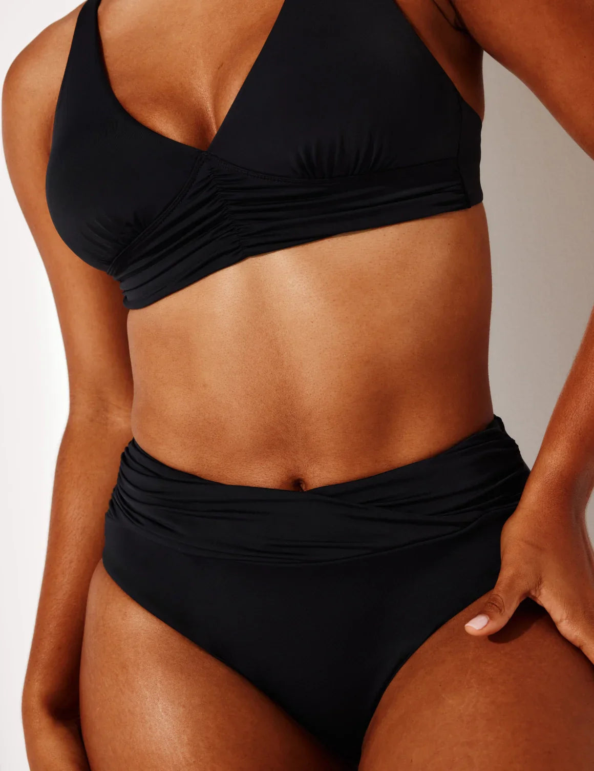 Amber has 44” hips and wears a Knix size L | Black