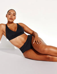 Amber has 44” hips and wears a Knix size L | Black