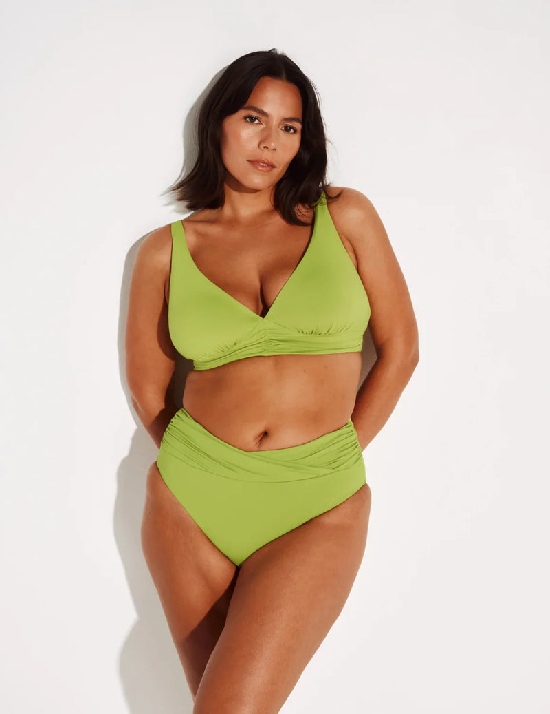 Maya has 43” hips and wears a Knix size L | Chartreuse