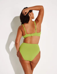 Maya has 43” hips and wears a Knix size L | Chartreuse