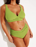 Maya has 43” hips and wears a Knix size L | Chartreuse