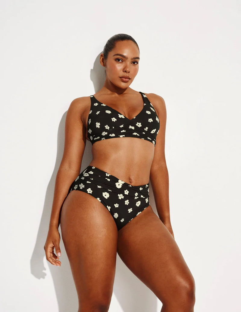 Amber has 44” hips and wears a Knix size L  | Daisy