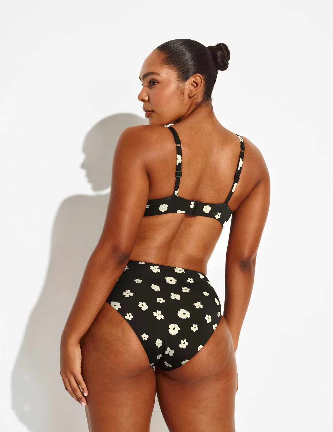 Amber has 44” hips and wears a Knix size L | Daisy