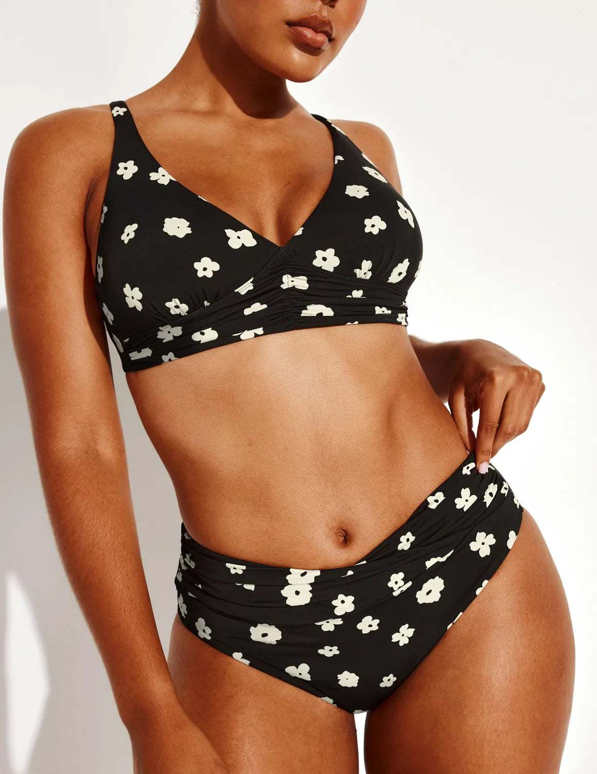 Amber has 44” hips and wears a Knix size L  | Daisy