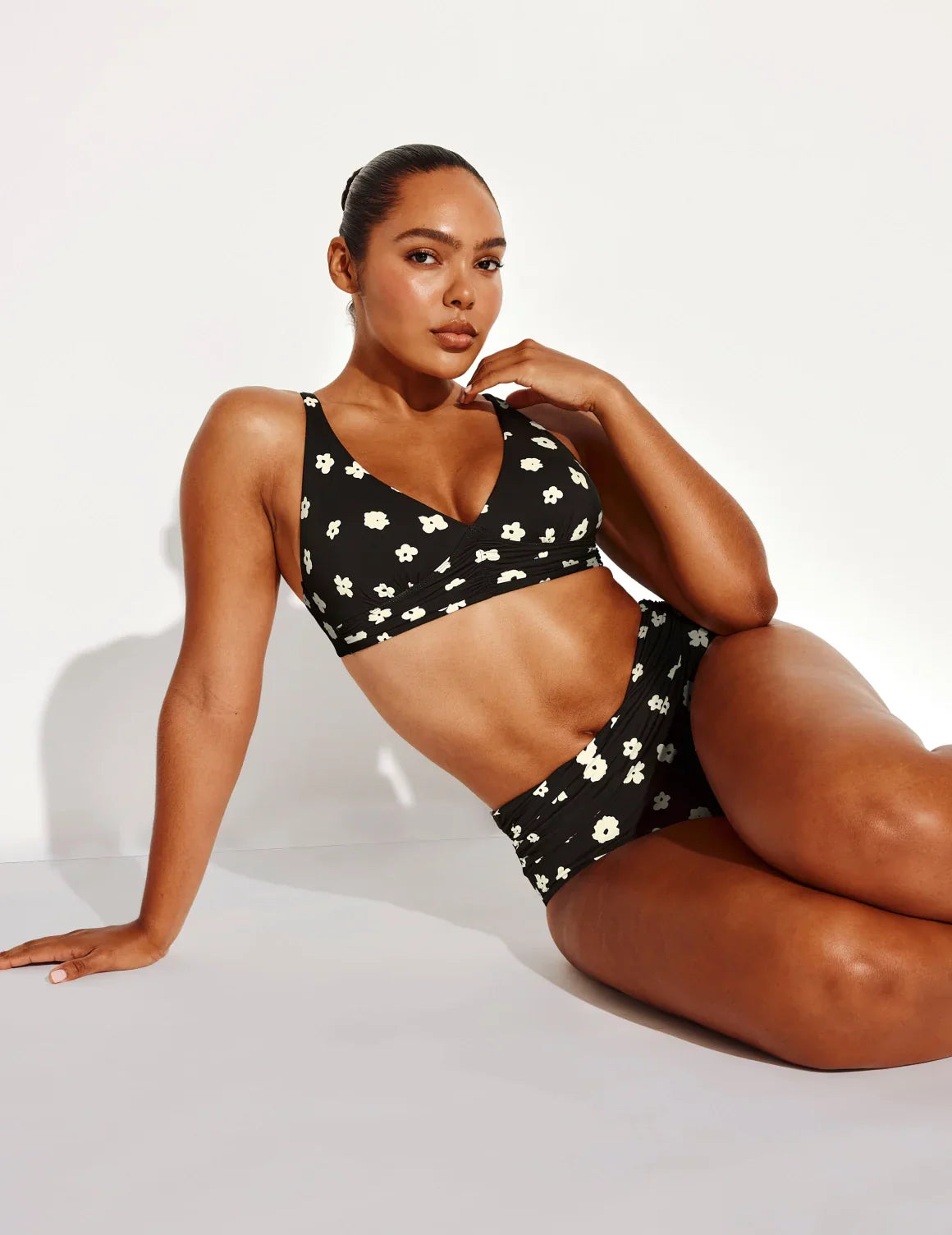 Amber has 44” hips and wears a Knix size L | Daisy