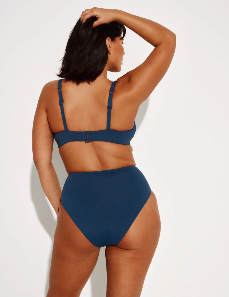 Maya is a 34DDD and wears a Knix size M+ | Horizon