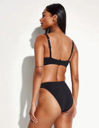Jay is a 30E wearing KNIX S+  | Black/White