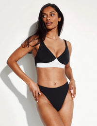 Jay is a 30E wearing KNIX S+  | Black/White