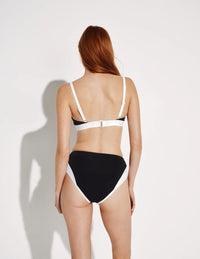 Molly is a 30B and wears a Knix size S | Black/White