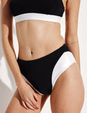Molly is a 30B and wears a Knix size S | Black/White