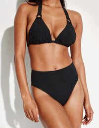 Jay is wearing KNIX S | Black