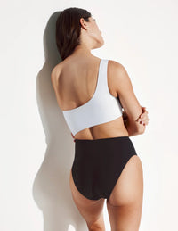 Sofia is a 32C, 5’10”, and wearing KNIX S | Black/White