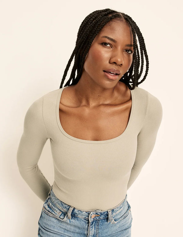 Gin is a 34DD, has 38” hips, is 5’8” tall and wearing KNIX M | Front view of model wearing the SculptRib™ Cotton Bodysuit highlighting the neckline, fabric and hugging fit | Fawn